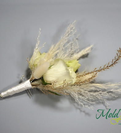 Бутоньерка из белой розы и лагурус Фото 394x433